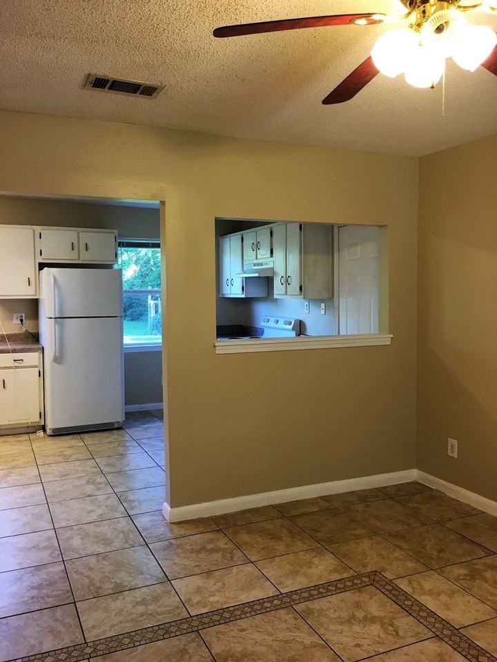 1028 Woodbury Pl - Photo 2 of 9