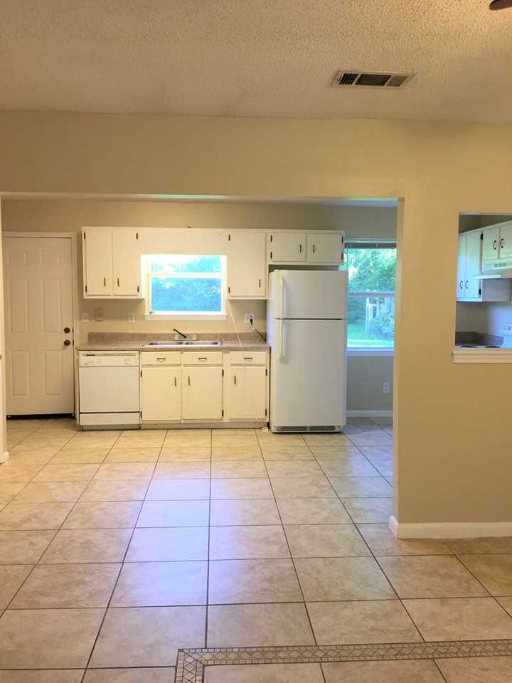 1028 Woodbury Pl - Photo 3 of 9