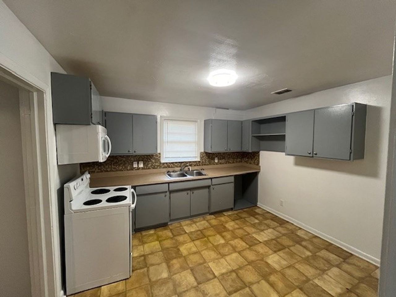 1638 Sharkey St - Photo 6 of 12