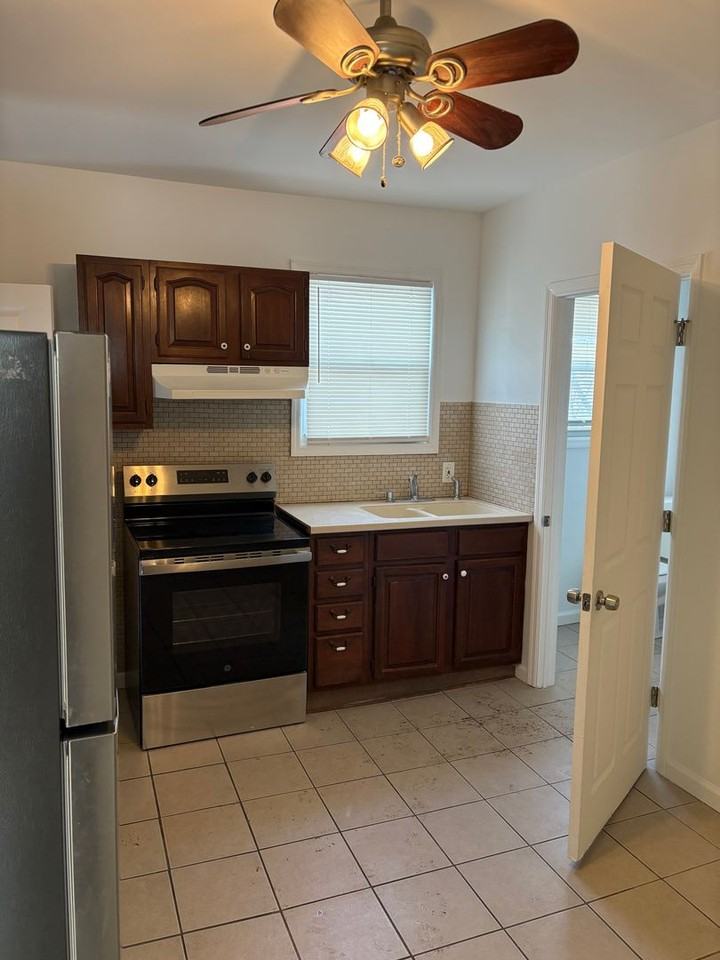 27 Lansing St - Photo 3 of 5