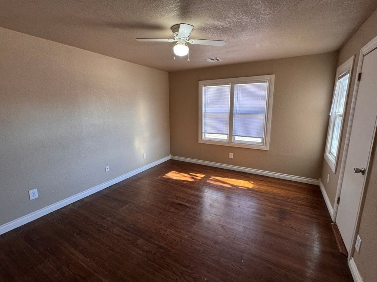 4917 S Shartel Ave - Photo 4 of 7