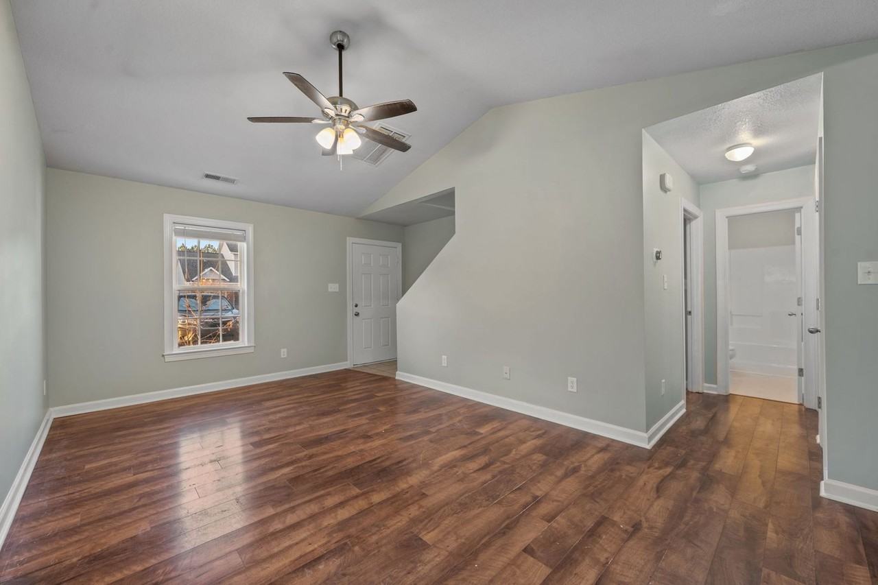 700 Streamwood Dr - Photo 2 of 23