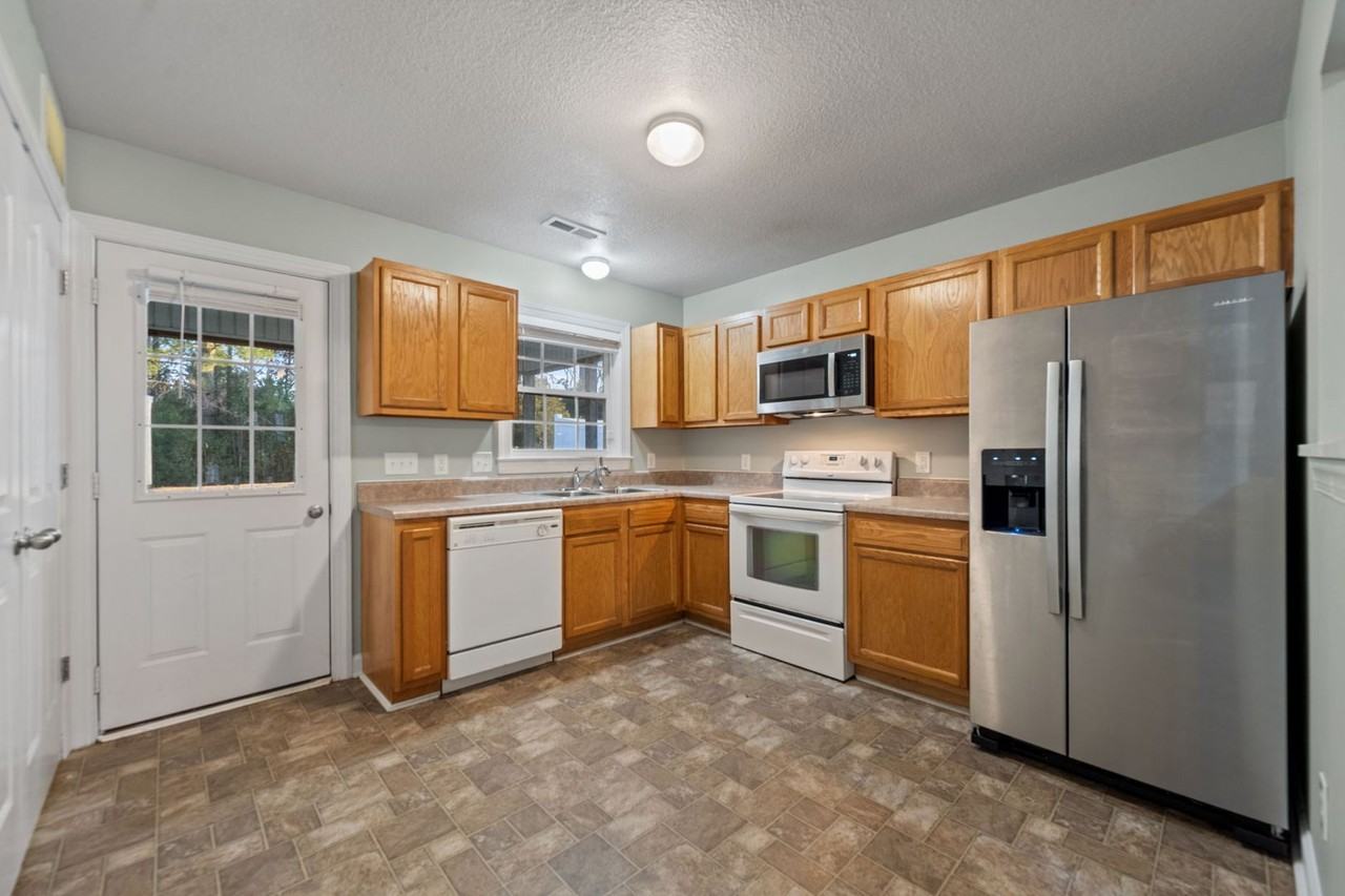 700 Streamwood Dr - Photo 3 of 23