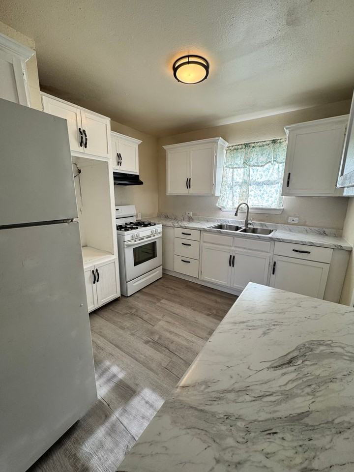 310 W 63rd Ct N - Photo 3 of 4