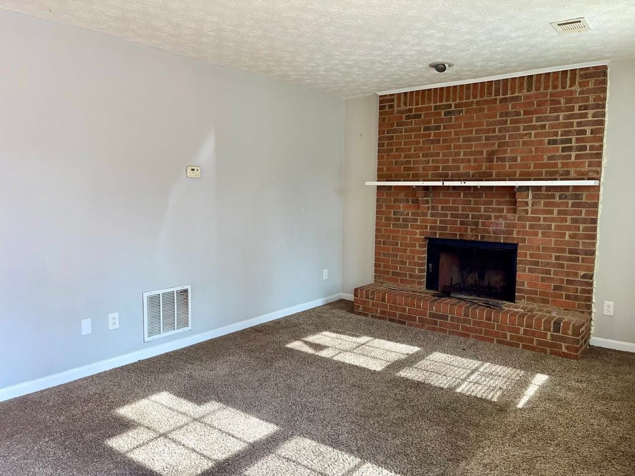 945 Silverwood Dr - Photo 2 of 9