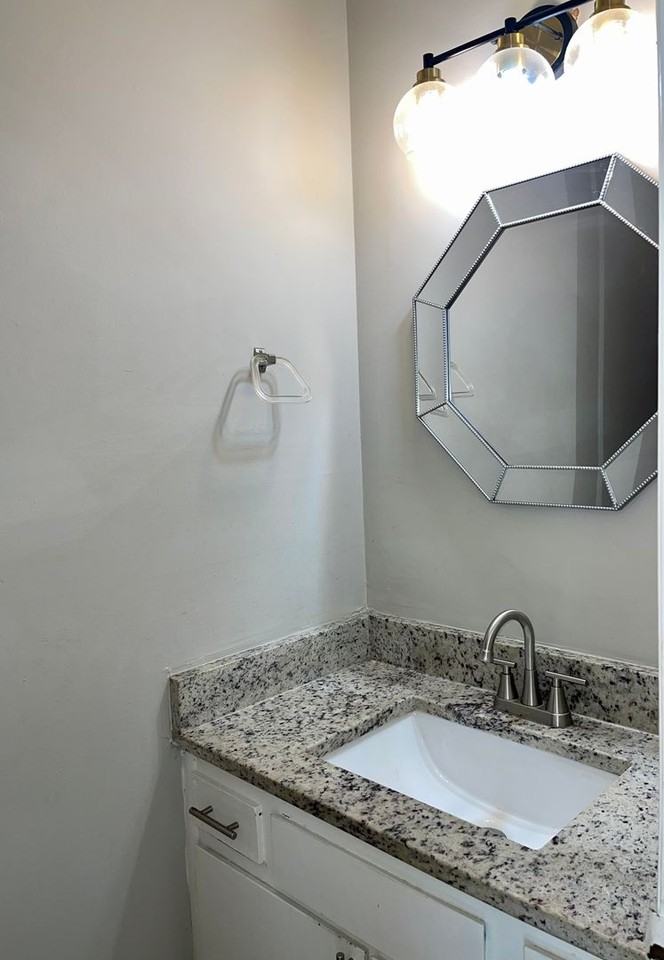 945 Silverwood Dr - Photo 3 of 9