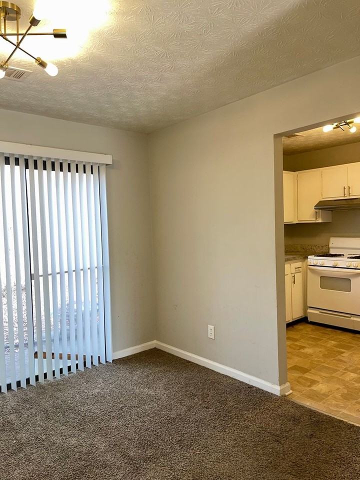 945 Silverwood Dr - Photo 4 of 9