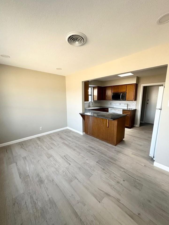 5202 San Antonio Ave - Photo 3 of 12