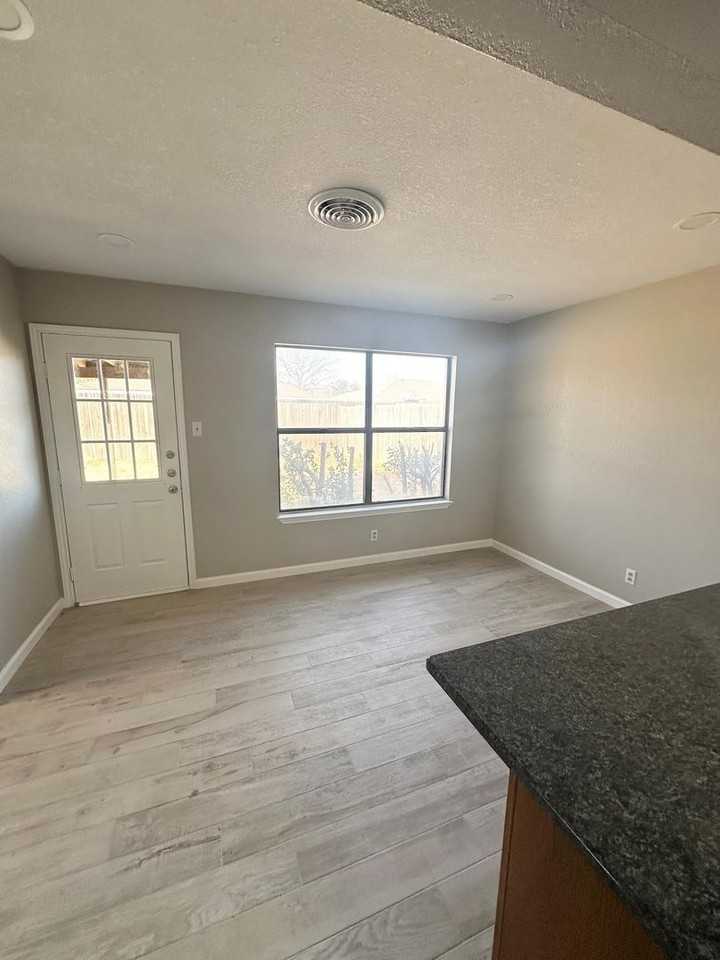 5202 San Antonio Ave - Photo 5 of 12