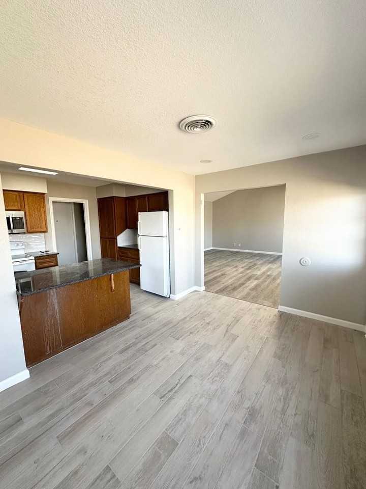 5202 San Antonio Ave - Photo 6 of 12