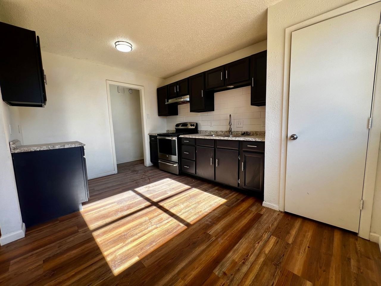 909 Bradley St - Photo 3 of 14