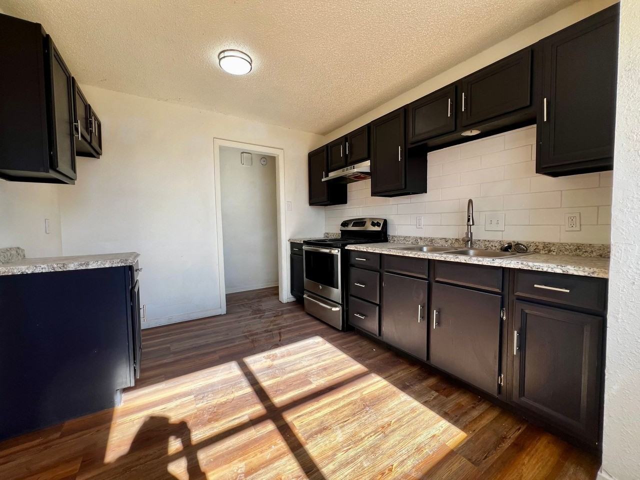 909 Bradley St - Photo 4 of 14