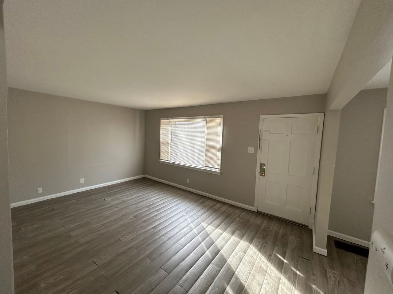 10128 Cloverdale Dr - Photo 2 of 9