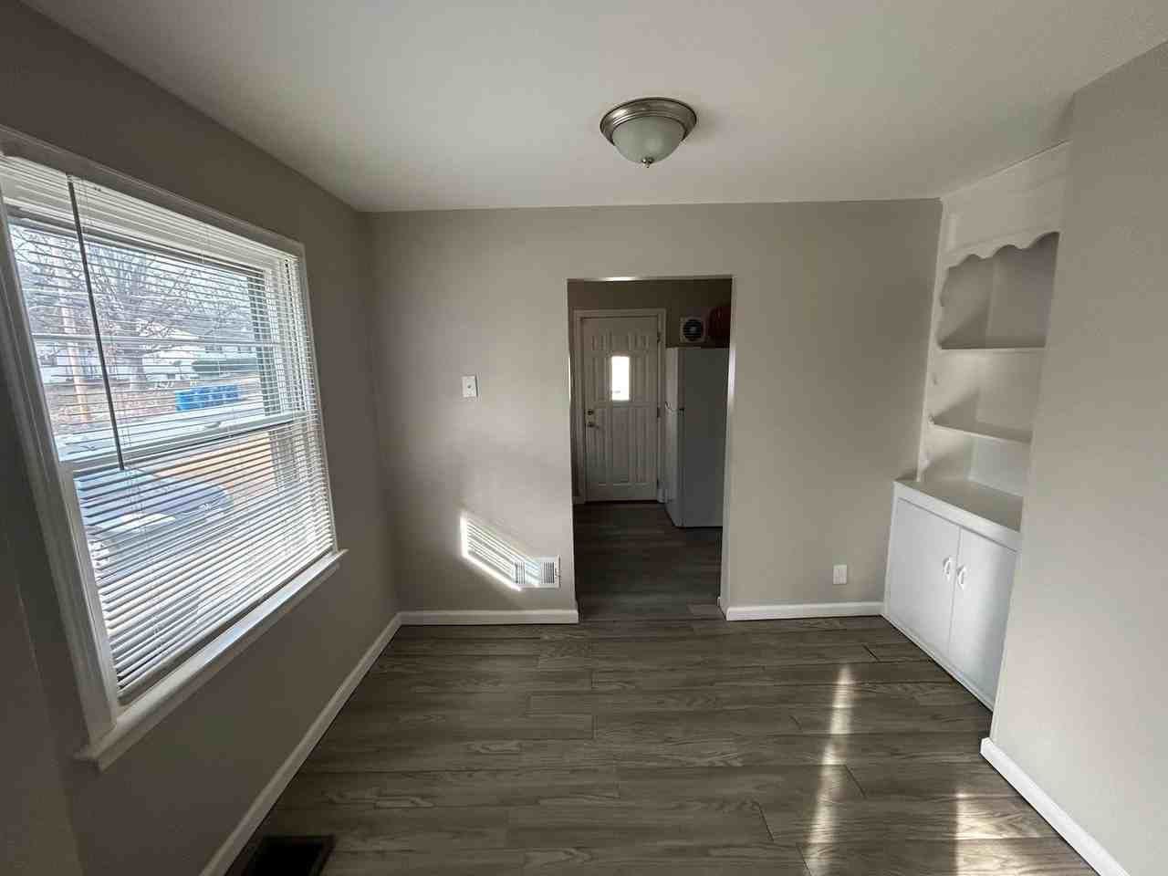 10128 Cloverdale Dr - Photo 3 of 9