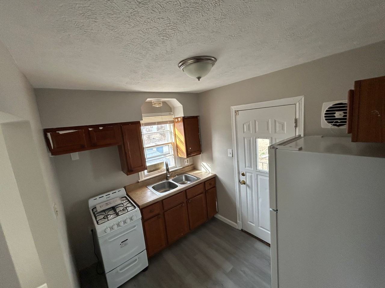 10128 Cloverdale Dr - Photo 4 of 9