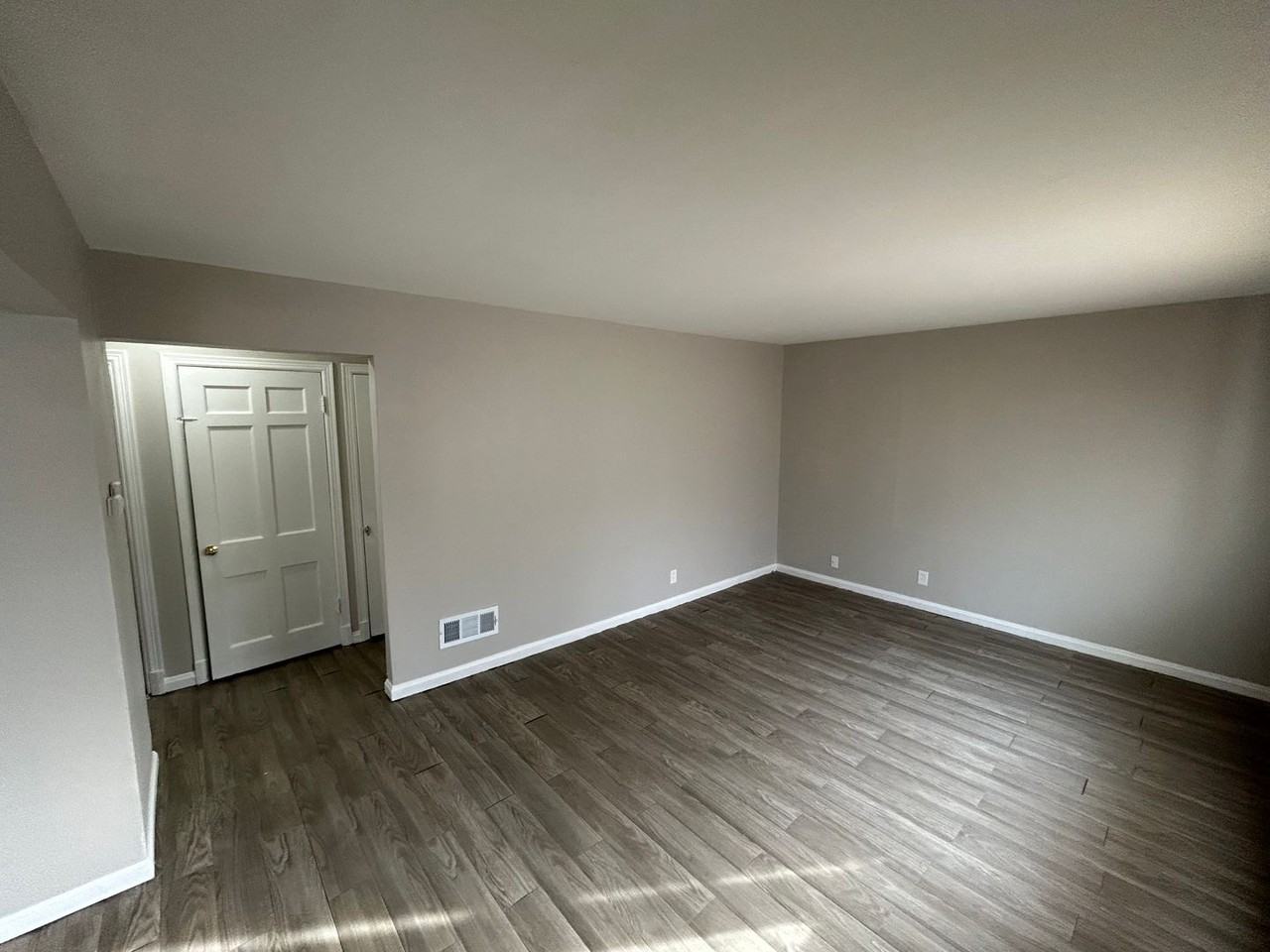 10128 Cloverdale Dr - Photo 7 of 9