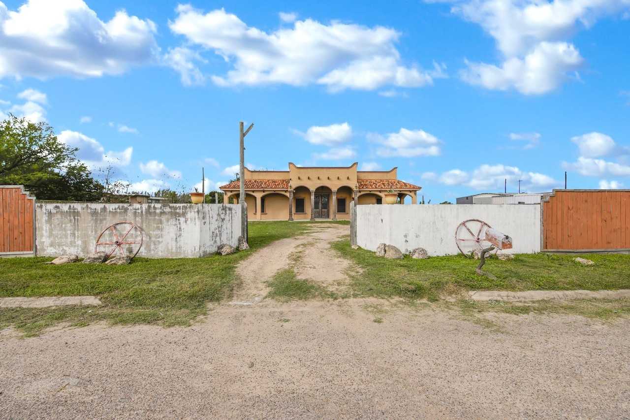 825 Carpintero St - Photo 3 of 20
