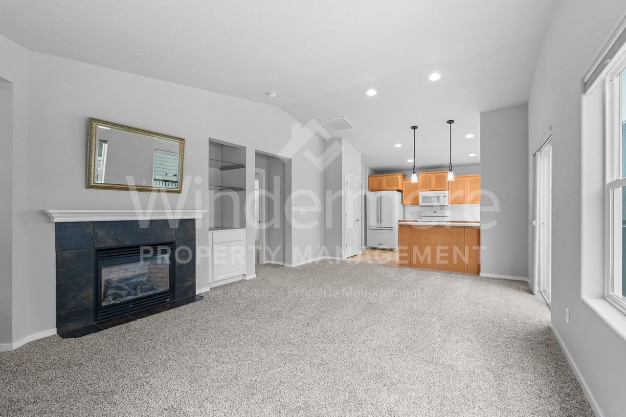 1842 W Summit Pkwy - Photo 3 of 34