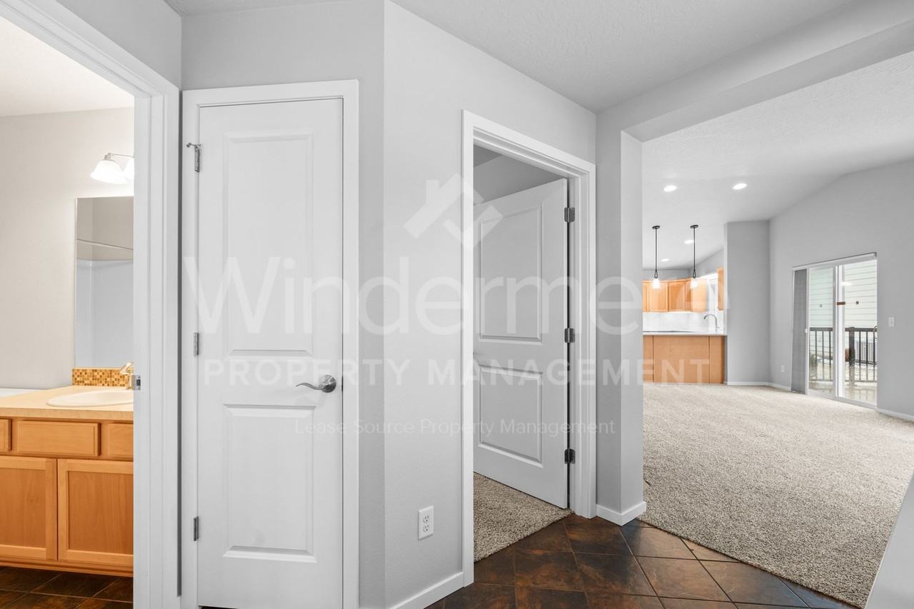 1842 W Summit Pkwy - Photo 5 of 34