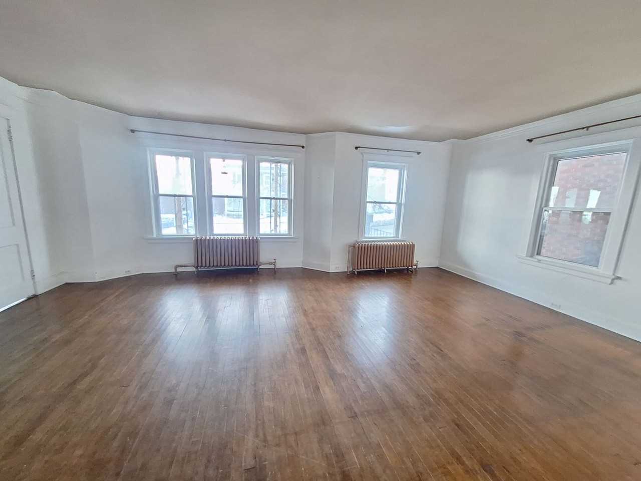 318 N 21st Ave E - Photo 3 of 13