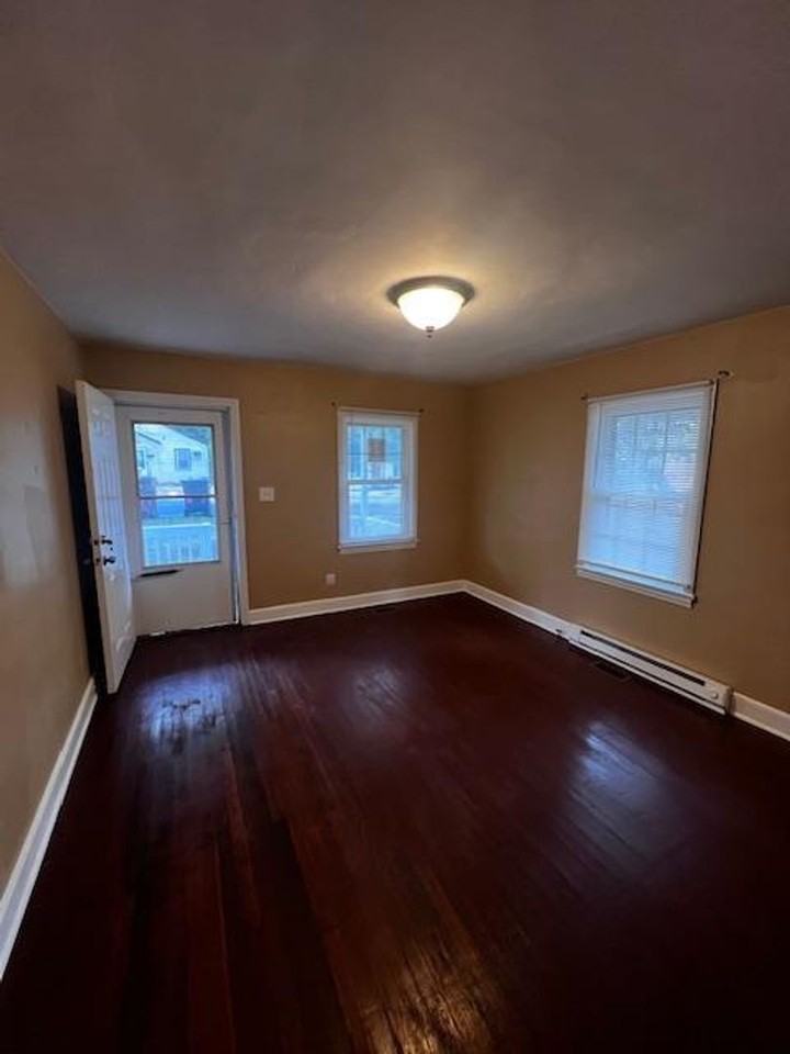 1006 Hackett St #B - Photo 3 of 6