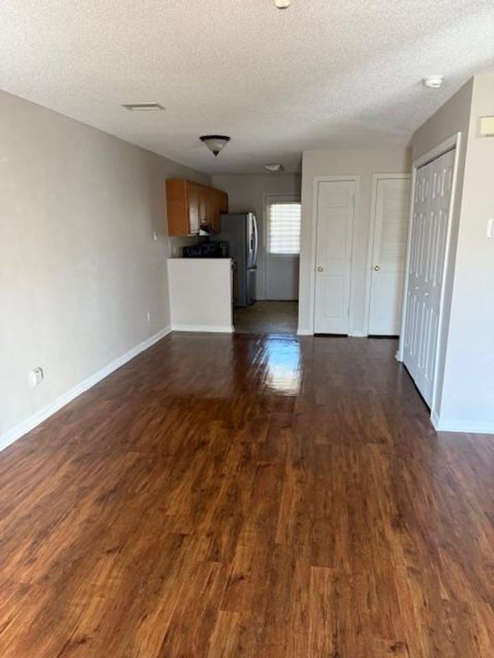 410 English Ct - Photo 3 of 8