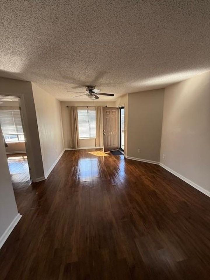 410 English Ct - Photo 4 of 8