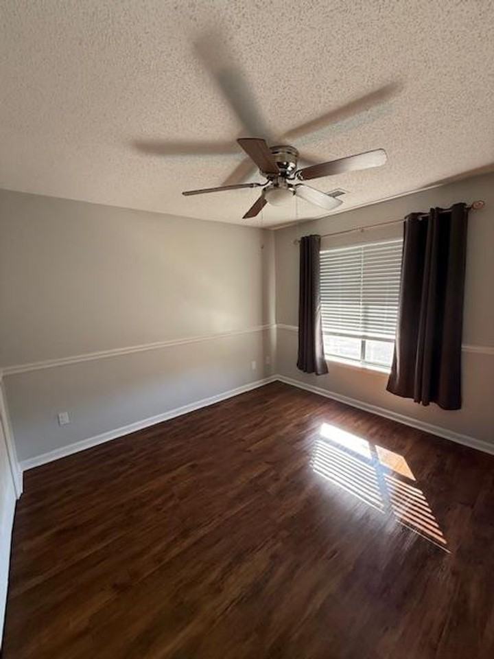 410 English Ct - Photo 5 of 8