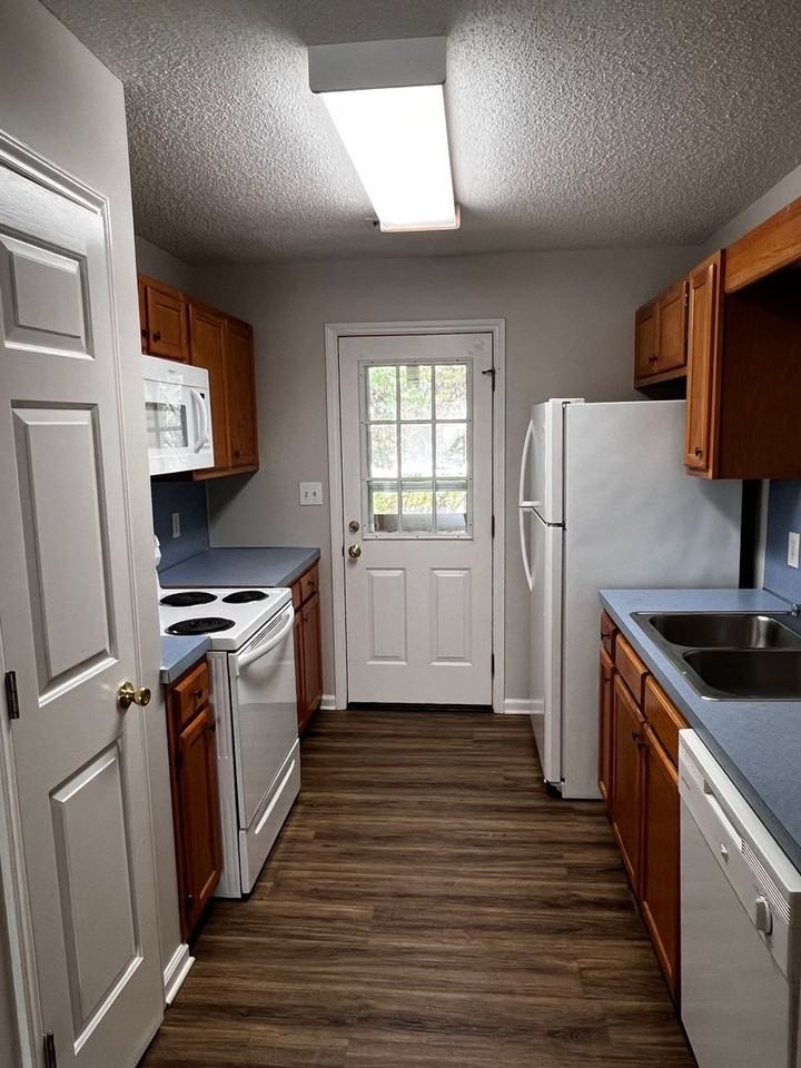 718 Westbrook Ct - Photo 2 of 6