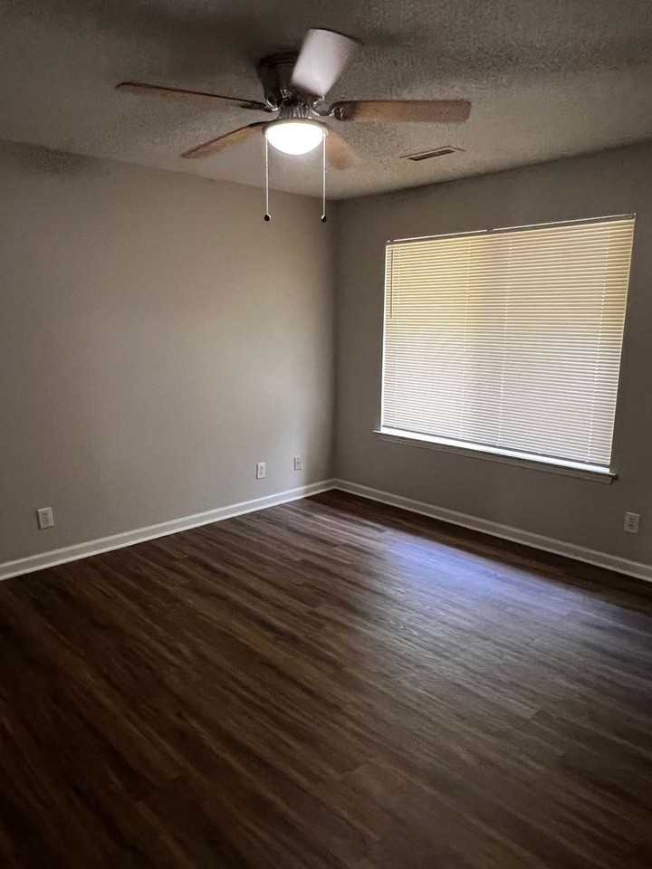 718 Westbrook Ct - Photo 4 of 6