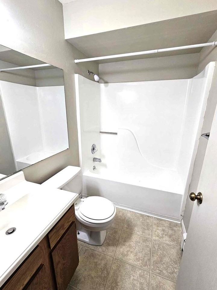 3938 Kenowa Ave Sw - Photo 6 of 11