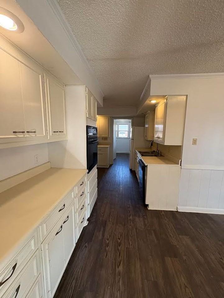 401 S Hoover St - Photo 4 of 15