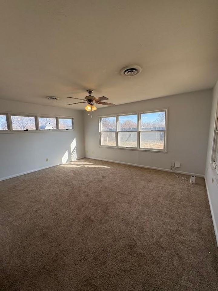 401 S Hoover St - Photo 5 of 15
