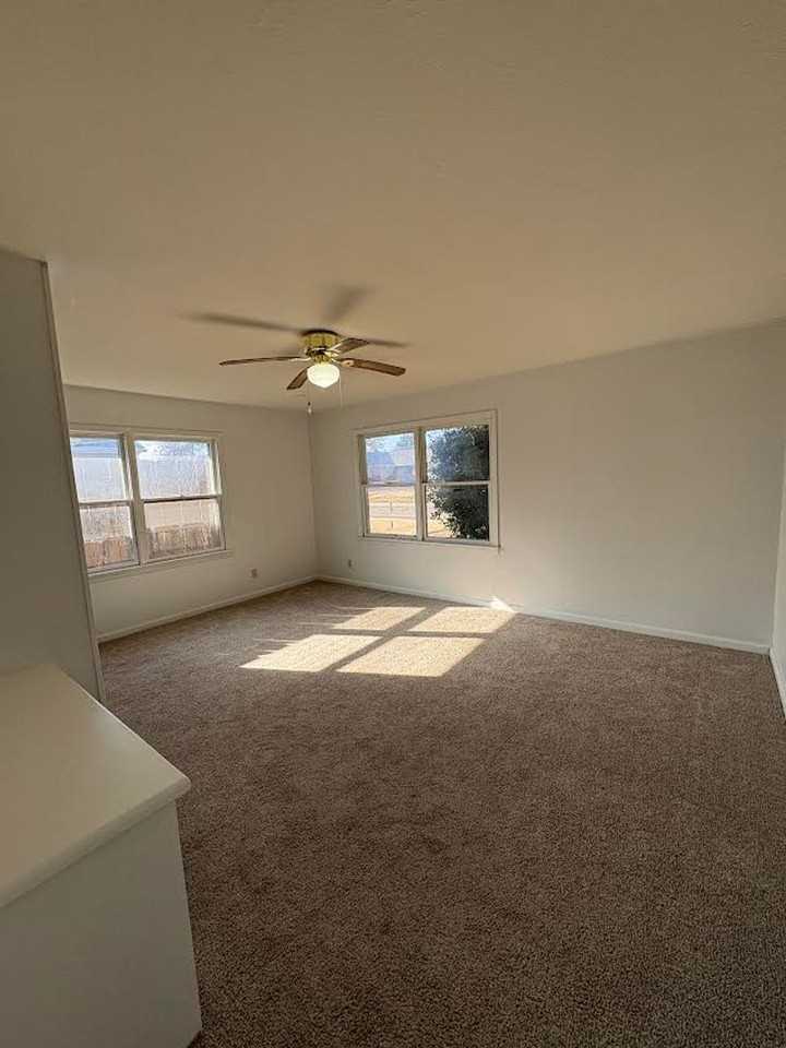 401 S Hoover St - Photo 6 of 15