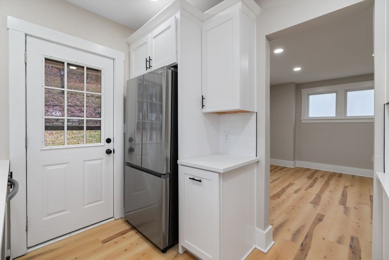 232 Saint Clair St - Photo 7 of 29