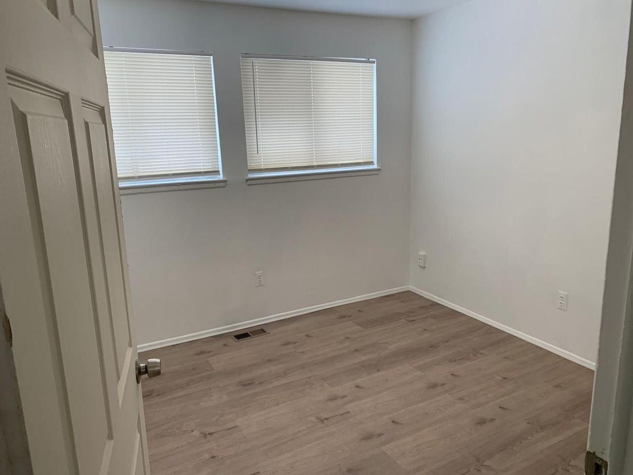 29131 Rosewood St - Photo 3 of 9