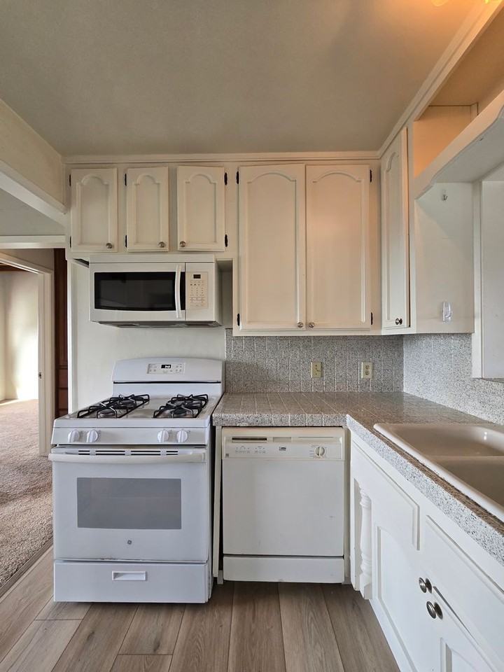 1835 Elevado Rd - Photo 5 of 18