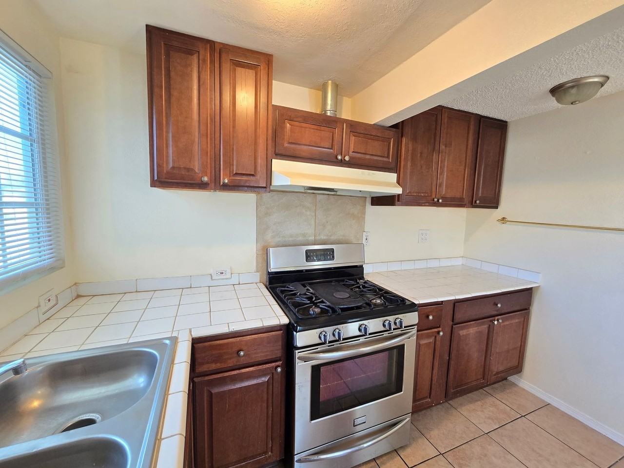 2010 W Lumber St - Photo 2 of 17