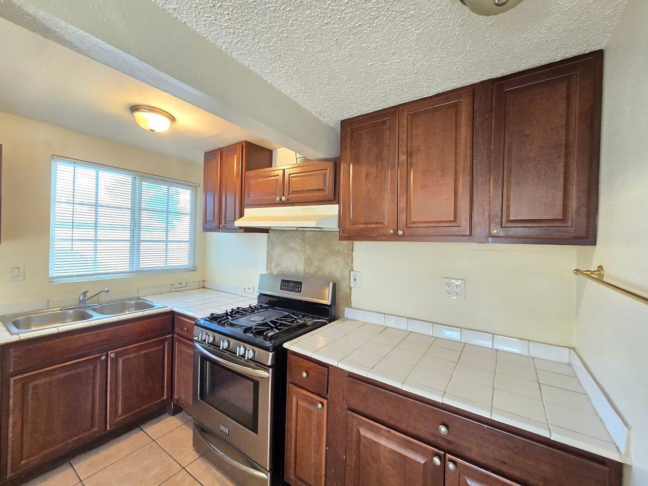 2010 W Lumber St - Photo 3 of 17