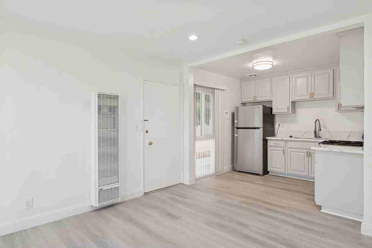 337 S Rexford Dr #1 - Photo 3 of 14