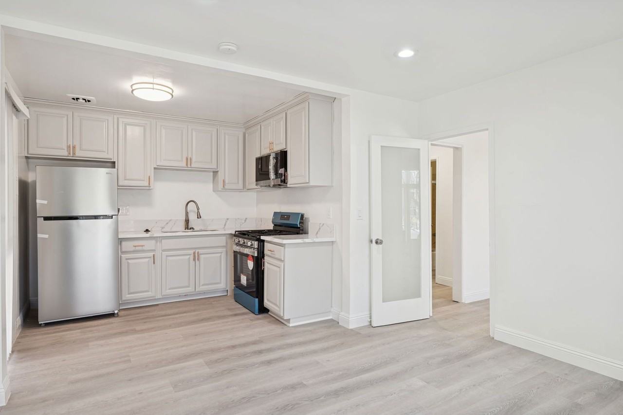 337 S Rexford Dr #1 - Photo 4 of 14