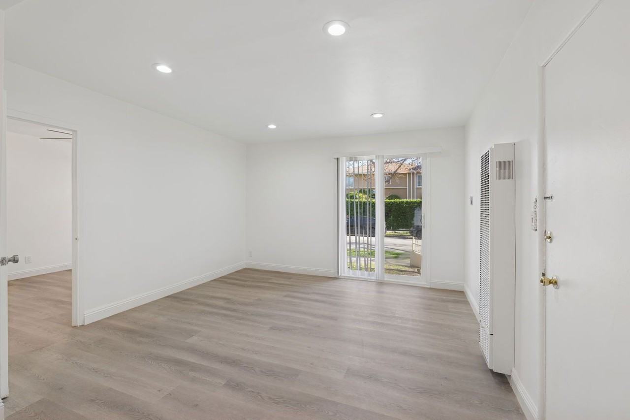 337 S Rexford Dr #1 - Photo 5 of 14