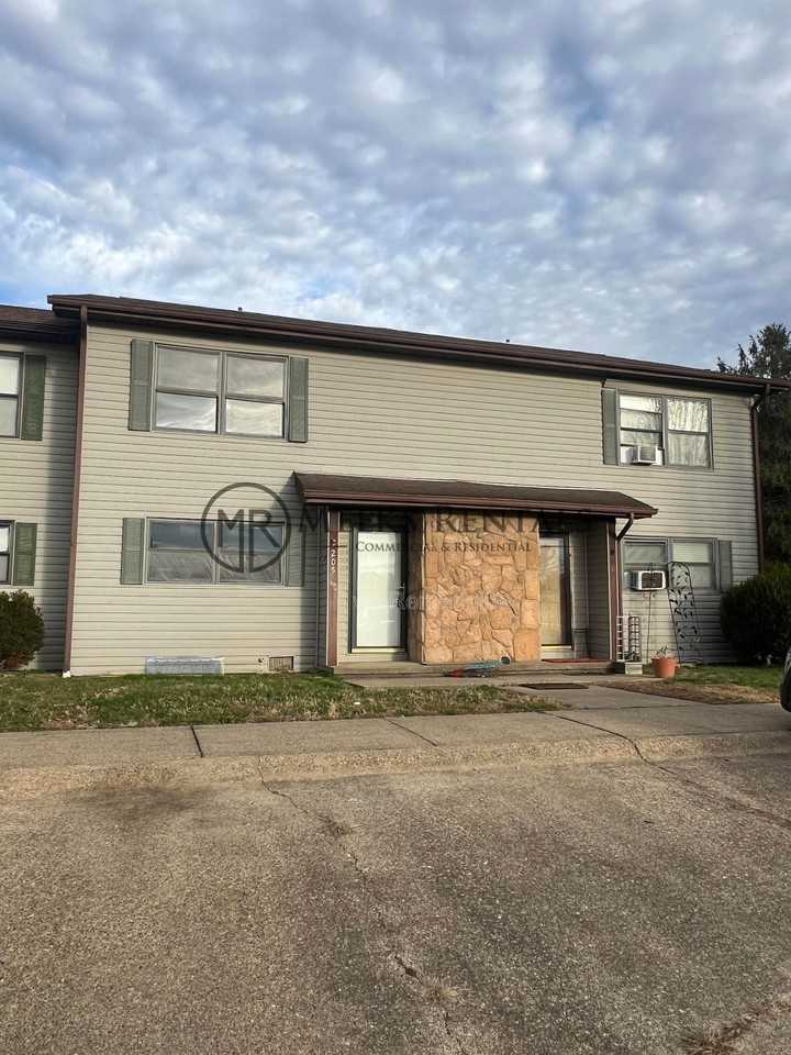 205 Fairway Gdns - Photo 2 of 2