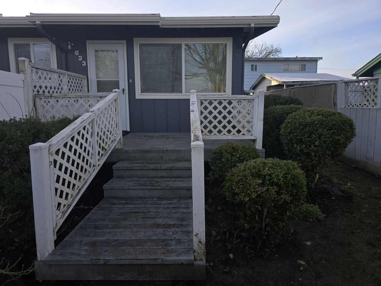 633 Ne Channon Ave - Photo 2 of 15