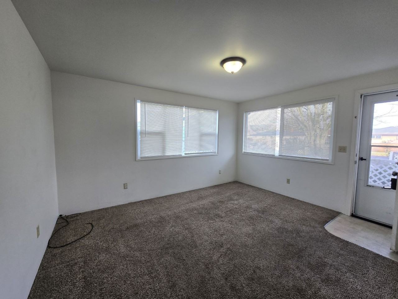 633 Ne Channon Ave - Photo 3 of 15