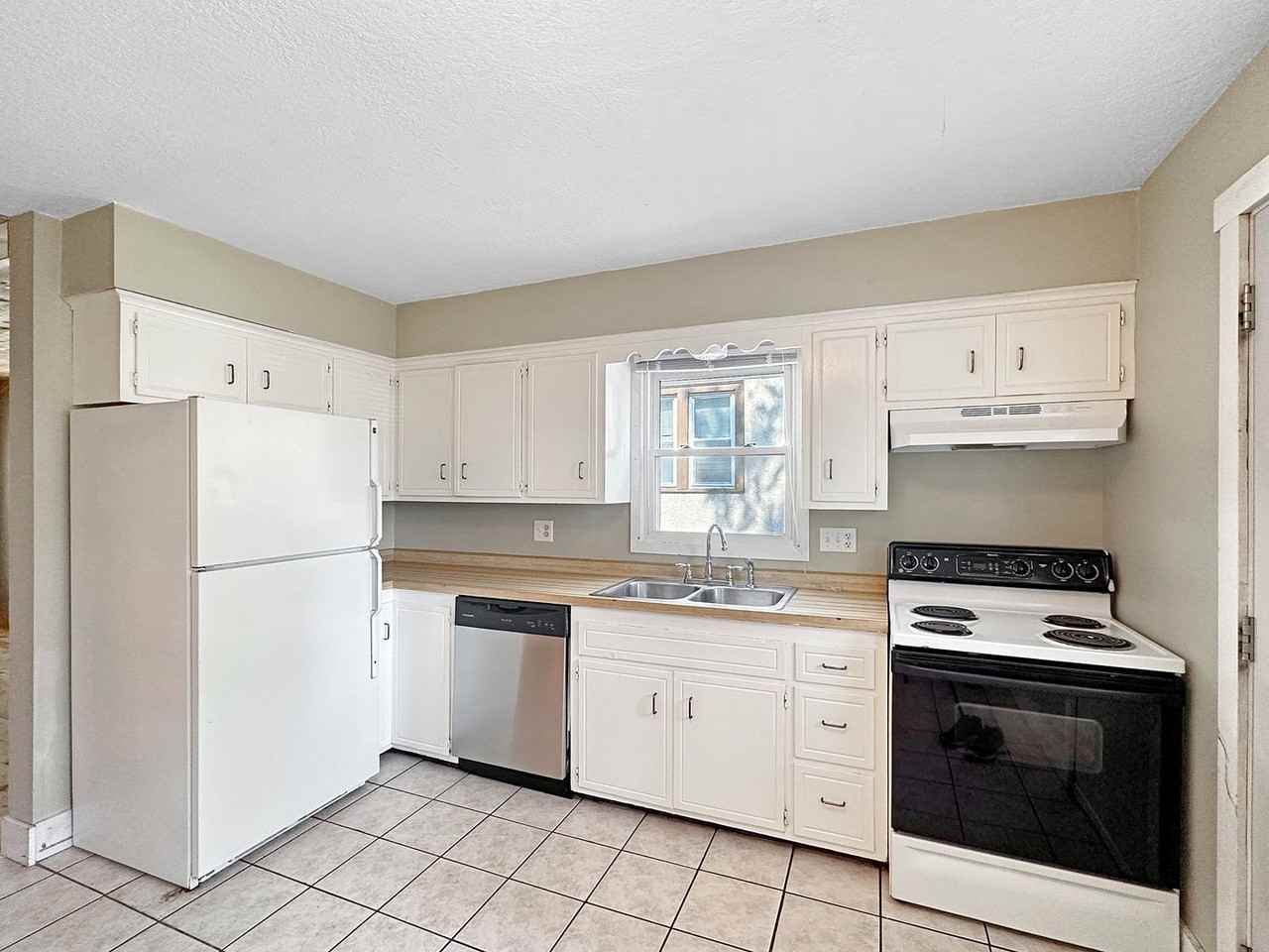 1008 12th Ave Se - Photo 5 of 16