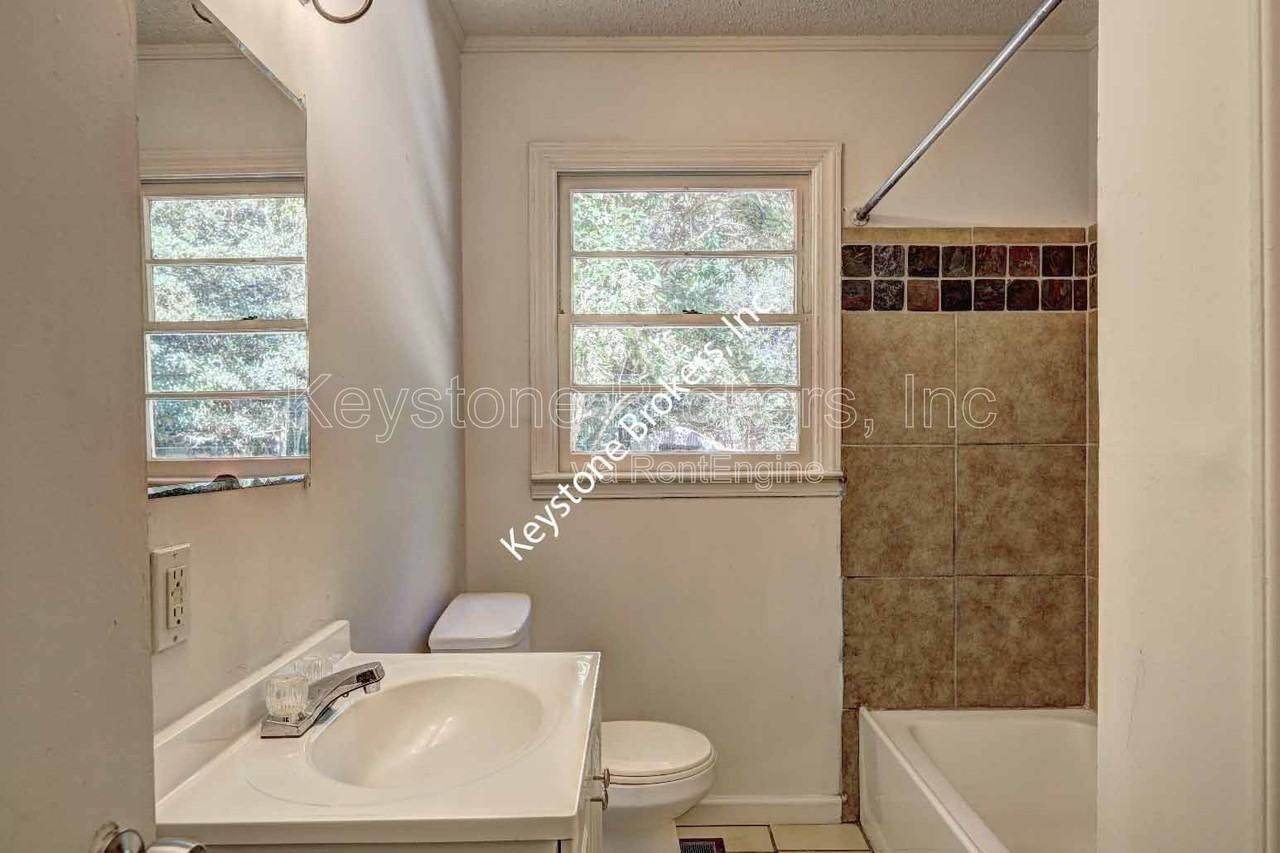 2128 Knightsbridge Rd - Photo 7 of 9