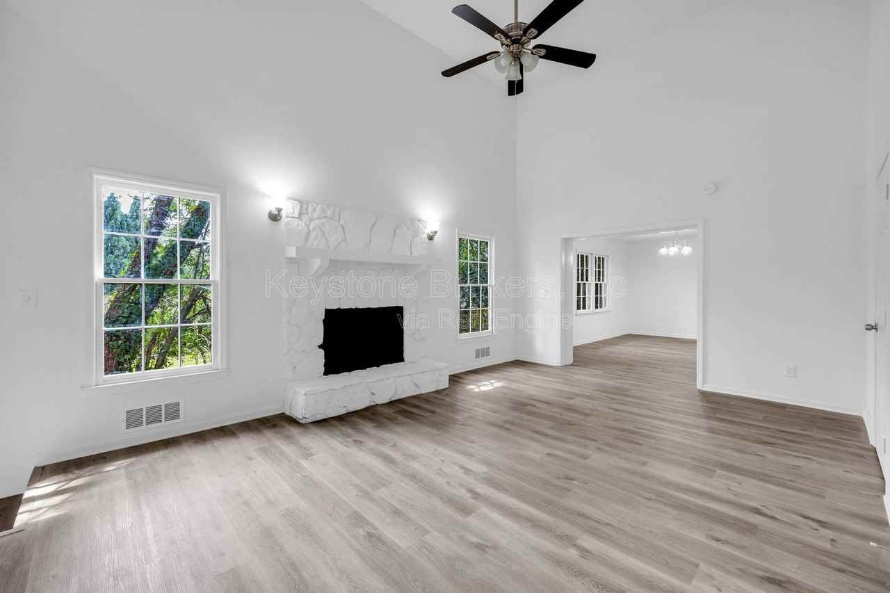 1586 Kings Rd - Photo 7 of 11