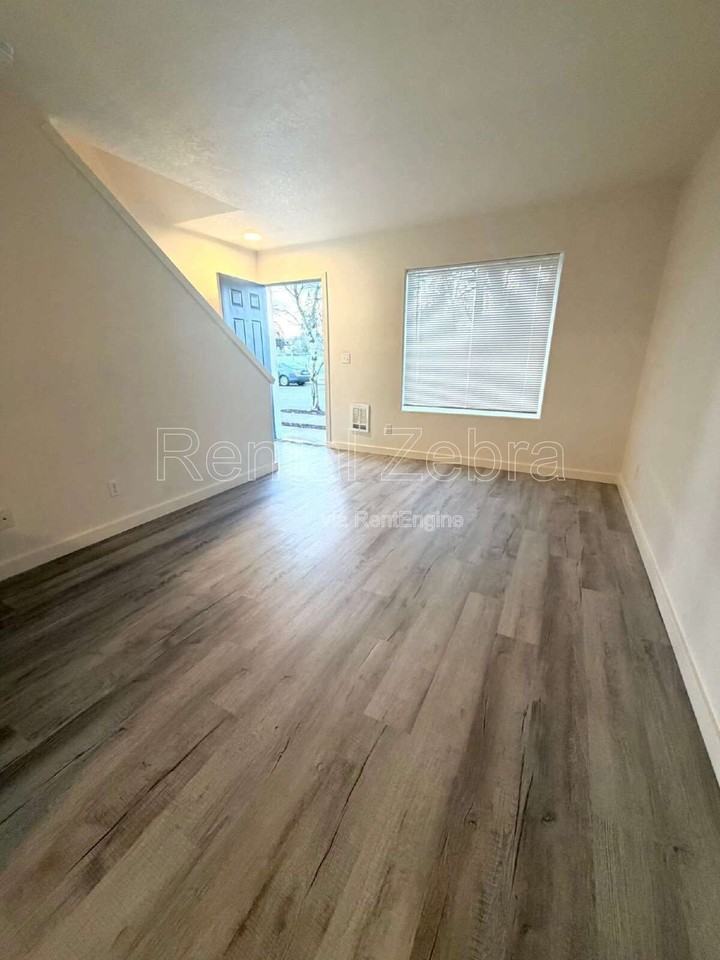 6702 Se 80th Ave #1 - Photo 3 of 12