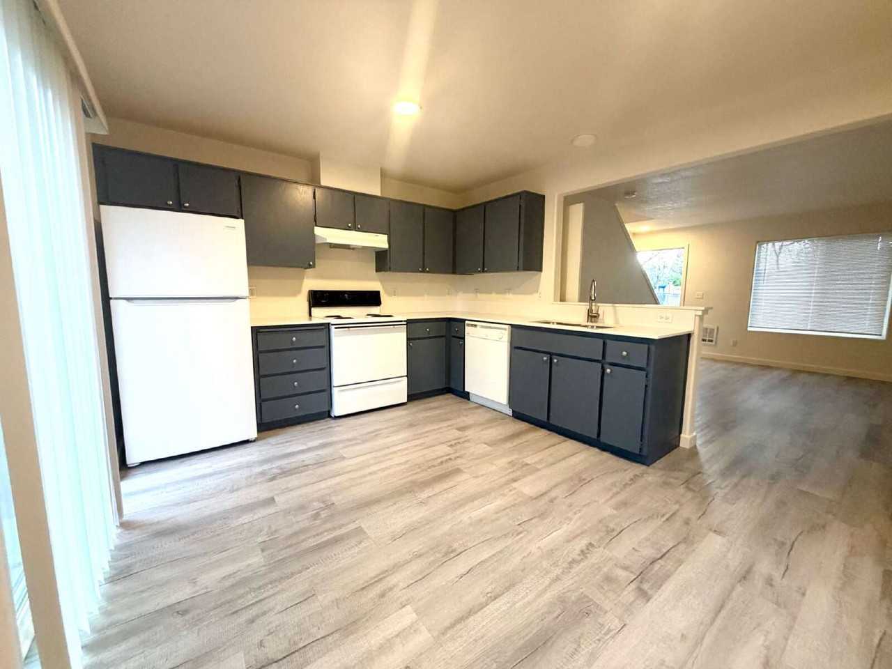 6702 Se 80th Ave #1 - Photo 5 of 12